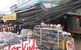 Dây cáp "mắc võng" trước nhà dân