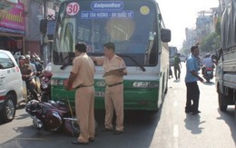 Một người bị xe buýt đẩy đi 2m thoát chết