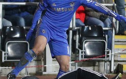 Hazard bị "ném  đá"