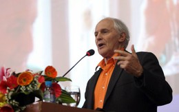 GS Harold Kroto: "Hãy dùng chuyên môn của mình phục vụ xã hội"