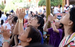Đầu năm, xòe tay chờ "lộc" rụng