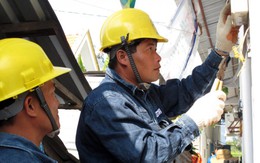 Thợ điện với ngày lao động tình nguyện