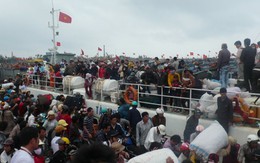 Lý Sơn: chen chân mua vé tàu vào đất liền