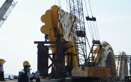 Lắp đầu rồng cho cầu Rồng