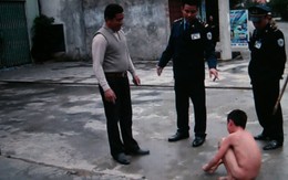 Thiếu niên 13 tuổi bị bố lột quần áo, trói trong giá rét