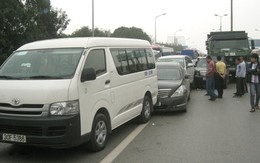 Tông xe liên hoàn trên đường Bắc Thăng Long - Nội Bài