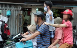 Xe máy chở năm