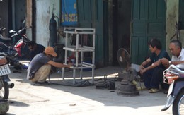Đường đến trường của em toàn... bình gió đá