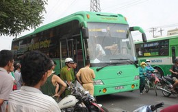 Chui gầm xe khách, bị xe cán chết