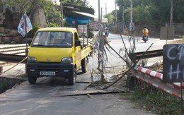 Cầu hư tanh bành, xe tải vẫn liều lao lên