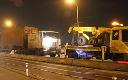 Xe container tông lệch hơn 30m dải phân cách