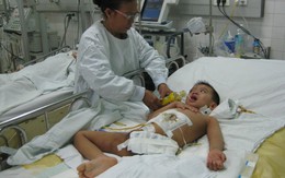 Bé 4 tuổi mồ côi, tật nguyền vì tai nạn