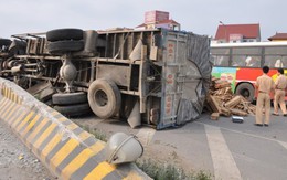 Xe chở gỗ "chỏng vó" trên đường cao tốc Bắc Thăng Long