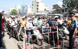 Công trình cầu vượt Lăng Cha Cả đổ cát giữa đường, xe kẹt cứng