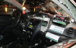 Đi taxi không trả tiền, đập nát luôn cả xe