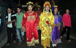 Dâng hương trên đàn Xã Tắc ở Huế