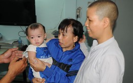 Một bé trai bị bỏ rơi trước nhà dân