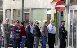 Nhà giàu ồ ạt rút tiền ra khỏi Cyprus