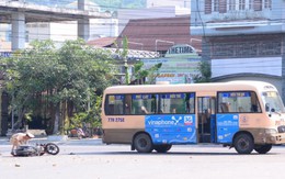 Hai tên cướp vượt đèn đỏ tông vào xe buýt