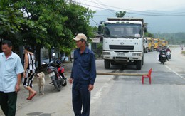 Dân dựng hàng rào chặn xe ben gây ô nhiễm