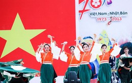 Dựng hoa anh đào nhựa trong Lễ hội mùa xuân Việt - Nhật