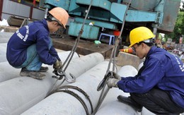 Kỹ sư, công nhân làm 24/24 giờ trong những ngày lễ