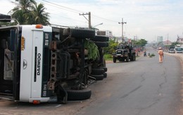 Xe tải lật trong đêm, kẹt xe đến sáng trên QL1