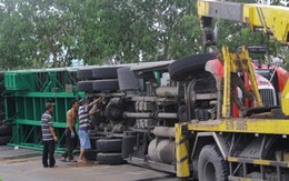 Hai xe container lật nhào ở hai đầu cửa ngõ Sài Gòn
