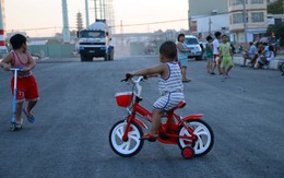 Trẻ con chơi dưới lòng đường