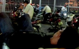 Không biết phà đóng cửa, cả trăm người ngủ "bụi" vì mắc kẹt