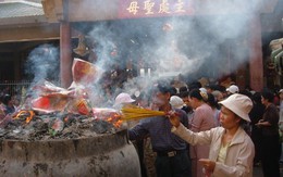 "Ăn theo" lễ hội vía Bà