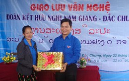 Bạn trẻ VN khám bệnh, phát thuốc cho người nghèo tại Lào
