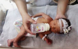 Không truy tố mẹ của bé bị lọt ống nước thải