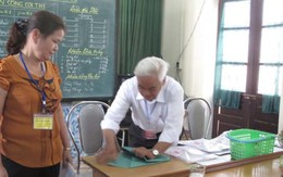 Nghi ngờ thí sinh chuyển bài giải cho nhau