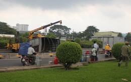 Xe tải lật ngang, hàng chục bình gas văng ra đường