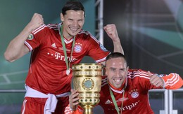 Bayern gia hạn hợp đồng với Ribery và Van Buyten