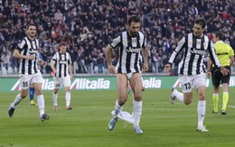 HLV Conte tát Vucinic vì hành động tụt quần!