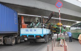 Xe quá khổ lại "dính" gầm cầu vượt Quang Trung