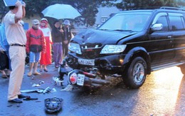 Xe máy tống ba đấu đầu ôtô, 3 người trọng thương