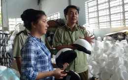 Phát hiện sai phạm tại "lò" sản xuất mũ bảo hiểm