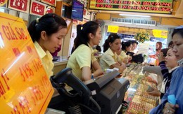 Giá vàng biến động, người dân mua bán phập phồng