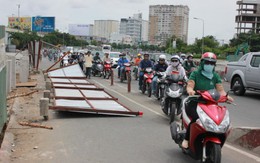 Hàng loạt tôn chắn cầu Sài Gòn 2 đổ sập giữa đường