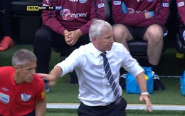 HLV Newcastle bị phạt vì xô đẩy trợ lý trọng tài