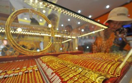 Vàng lao dốc không phanh, dân vẫn tranh thủ mua vào