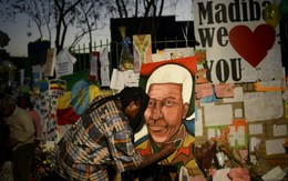 Cựu tổng thống Nam Phi Nelson Mandela phải thở máy