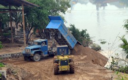 Đổ cát lấn sông