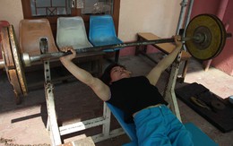 Nguyễn Thị Hồng vuột HCĐ cử tạ