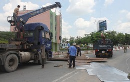 Ôm cua gắt, xe tải làm rơi hàng chục tấn sắt