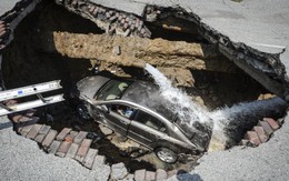 Rớt xuống hố tử thần sâu 3m trên đường phố Mỹ