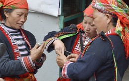 Khoe điện thoại